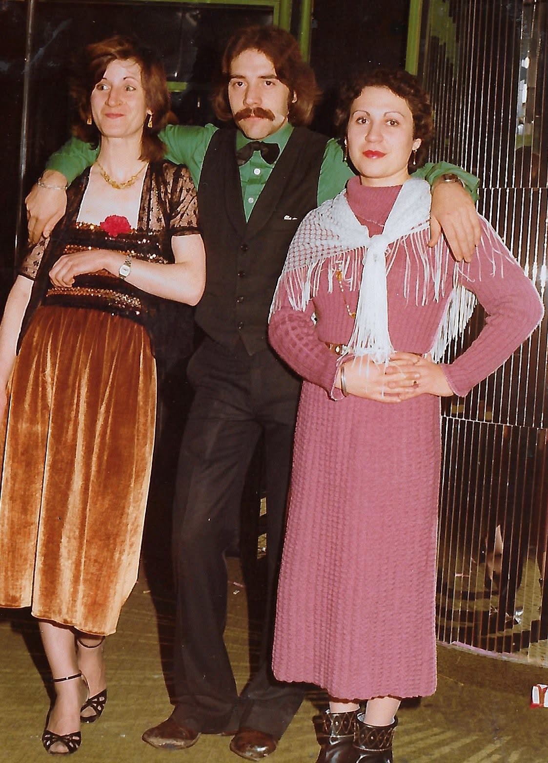 Camarero y clientas posando en la Discoteca Armstrong