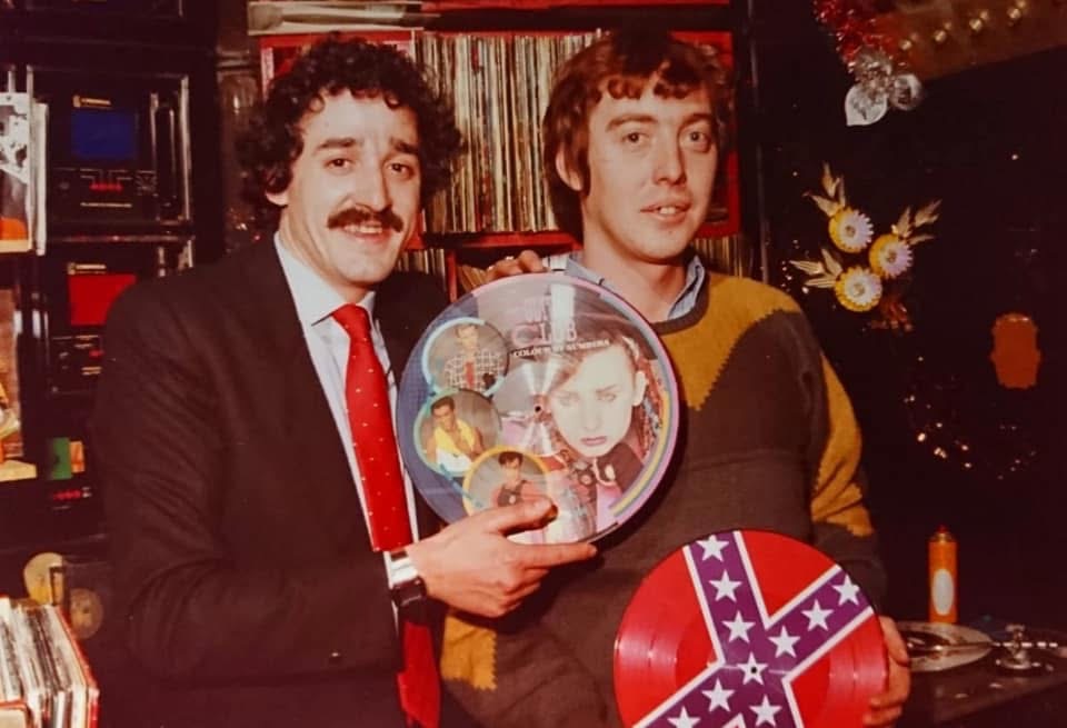Dos hombres mostrando discos picture disc en la cabina de Armstrong