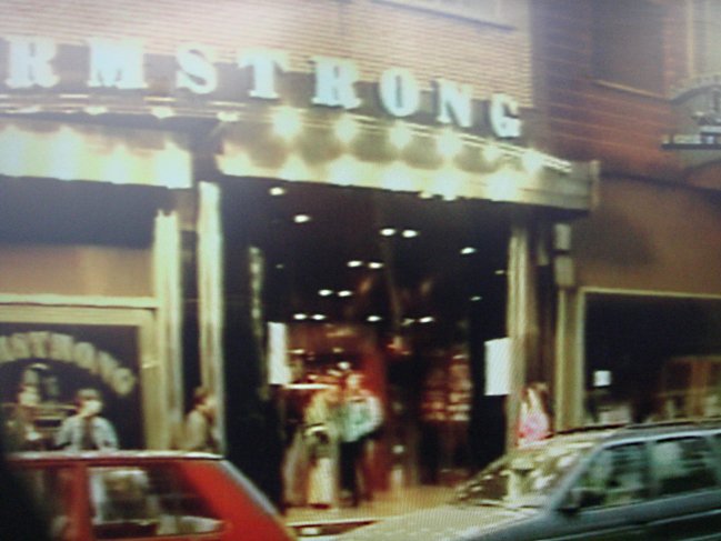 Fachada iluminada de la Discoteca Armstrong de Burgos por la noche