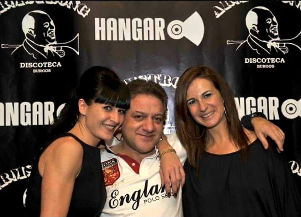 Tres personas posando ante el photocall de Armstrong y Hangar