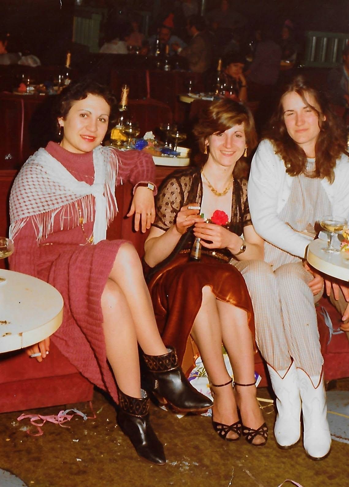 Tres mujeres sentadas en un reservado de la Discoteca Armstrong