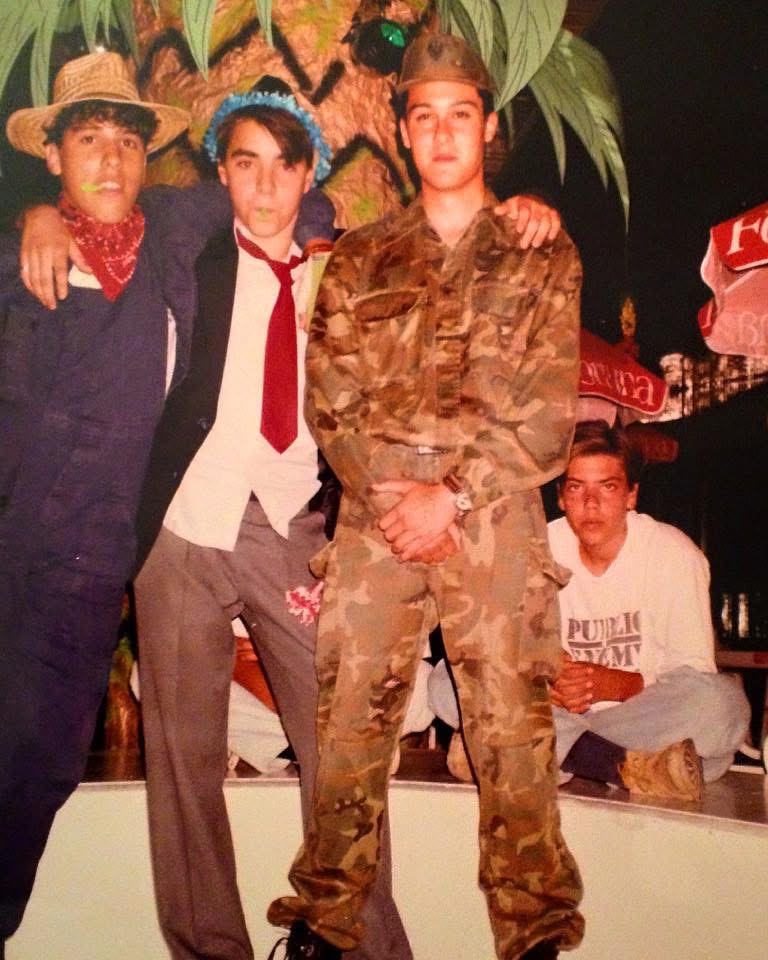 Grupo de amigos disfrazados en el escenario de la Discoteca Armstrong