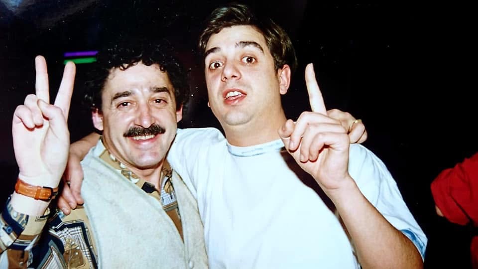 Dos personas celebrando en la pista de la Discoteca Armstrong