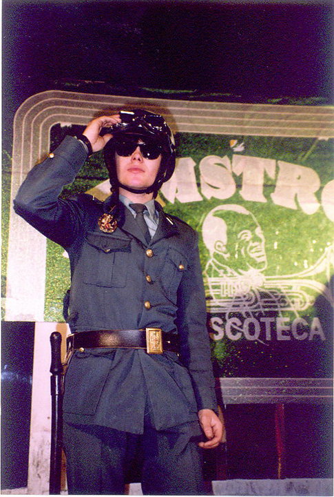 Persona posando junto al rótulo luminoso de Armstrong