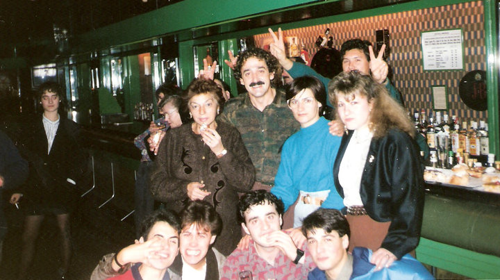 Grupo de amigos en la barra de la Discoteca Armstrong en los años 80
