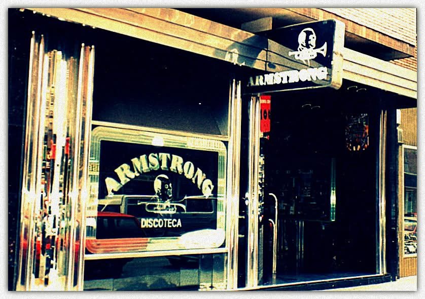 Entrada y rótulo de la Discoteca Armstrong de Burgos con el trompetista