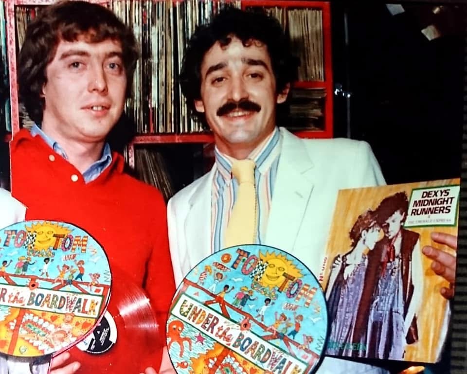 Dos hombres mostrando discos picture disc y un LP de Dexys Midnight Runners