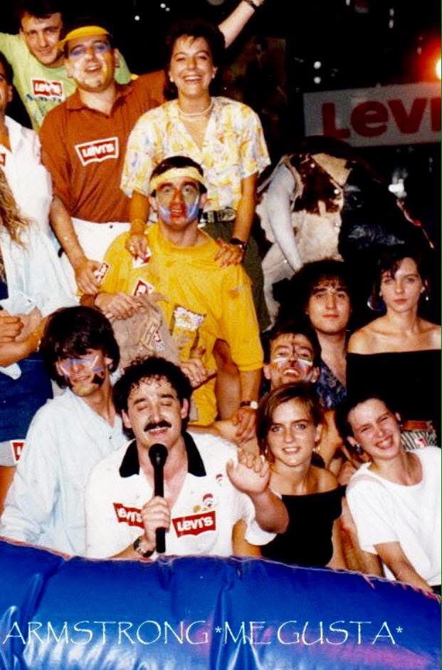 Fiesta Levi's en la Discoteca Armstrong con participantes disfrazados