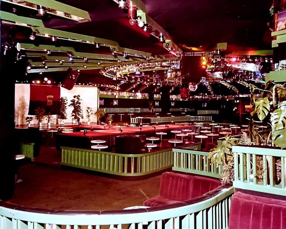 Interior vacío de la Discoteca Armstrong con la pista y los reservados