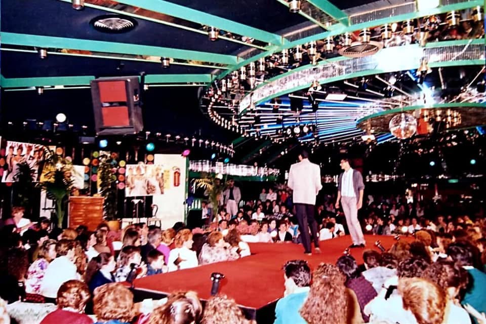 Desfile de moda sobre la pasarela de la Discoteca Armstrong