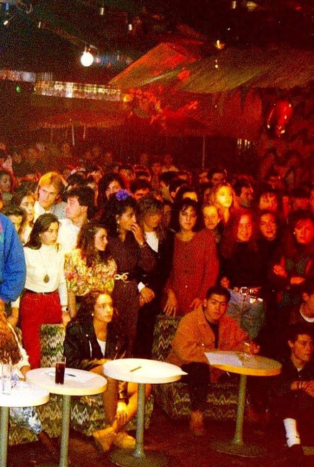 Público sentado en las mesas de la Discoteca Armstrong en los 80