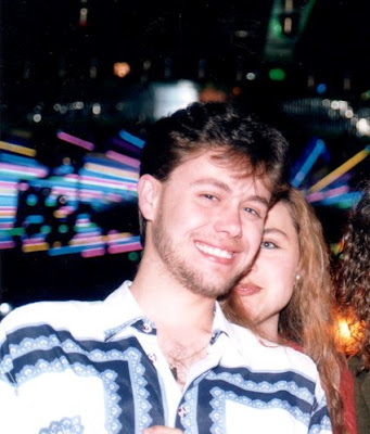 Pareja fotografiada dentro de la discoteca en los años 80