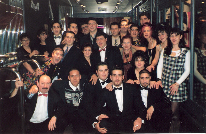Trabajadores y camareros de la Discoteca Armstrong posando juntos