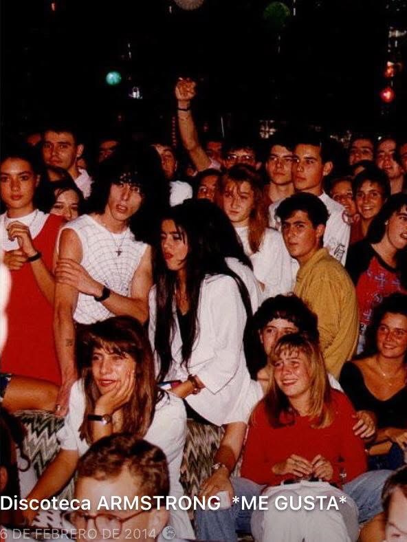 Público joven abarrotando la Discoteca Armstrong de Burgos