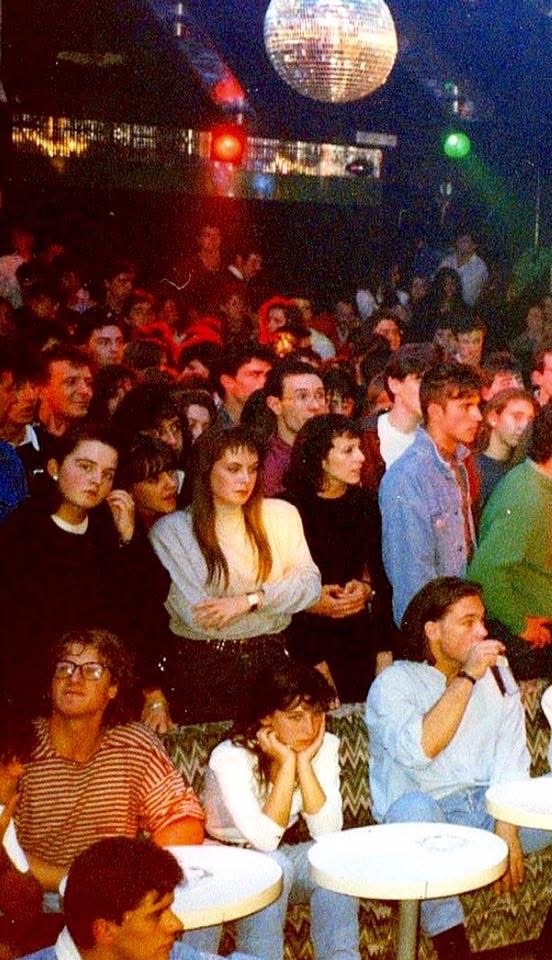Ambiente en Armstrong bajo la bola de espejos en los años 80