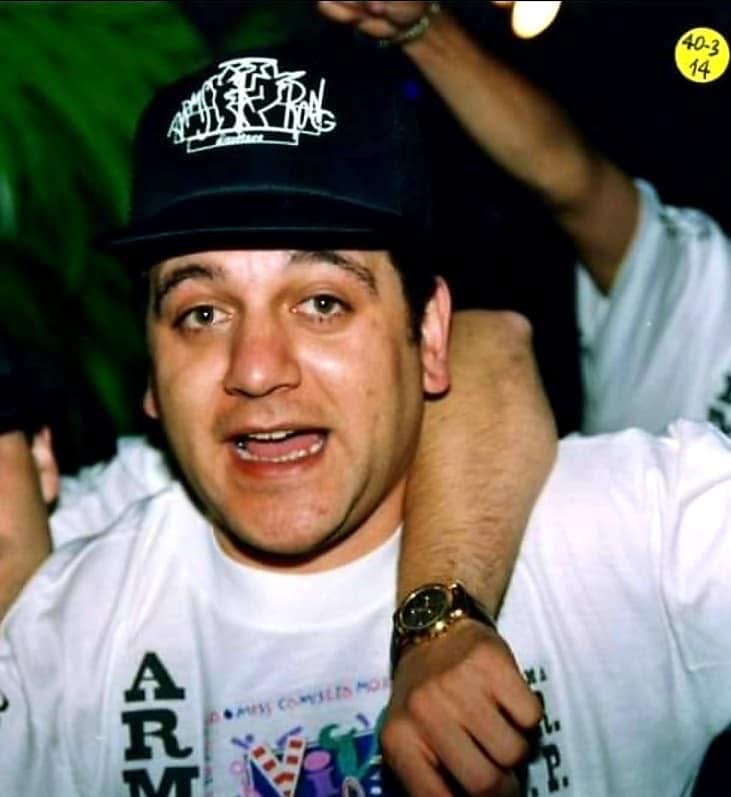Joven con gorra y camiseta de la Discoteca Armstrong