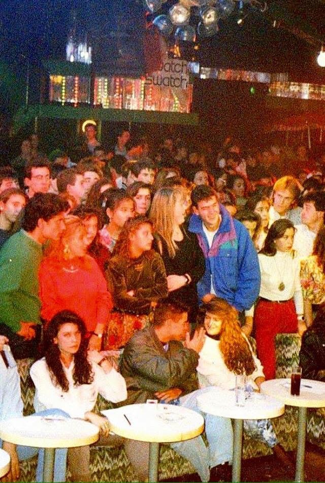 Público en la sala de la Discoteca Armstrong junto a las mesas y la bola de espejos